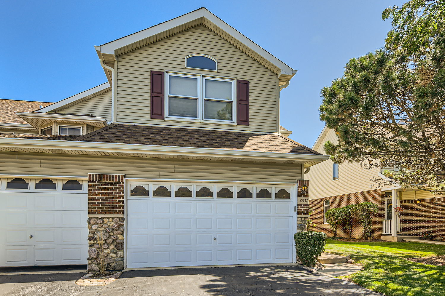 Photo 2 of 22 of 10937 JODAN Drive N townhome