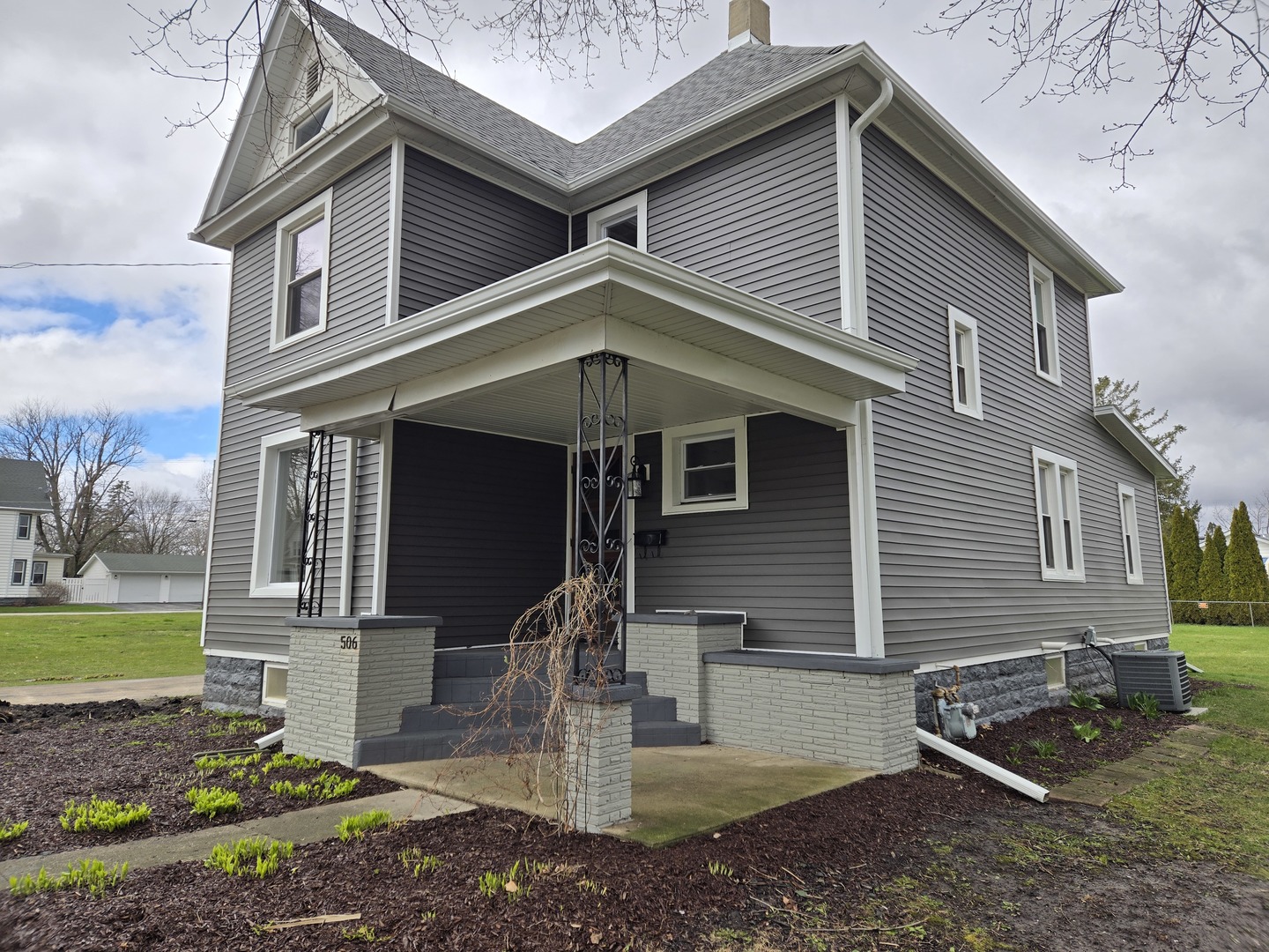 Photo 2 of 18 of 506 E Mason Street house