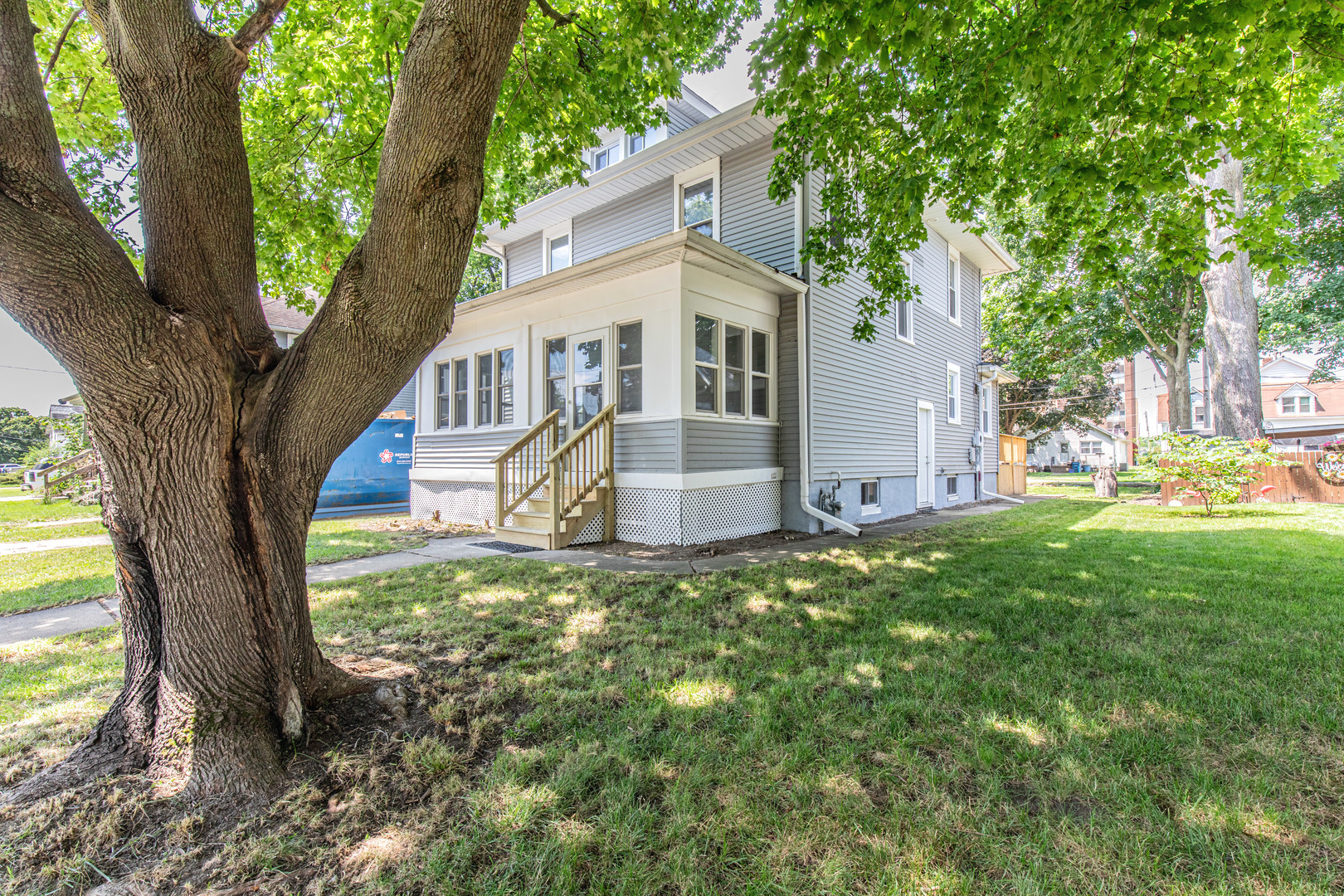 Photo 2 of 23 of 428 S Chestnut Street house