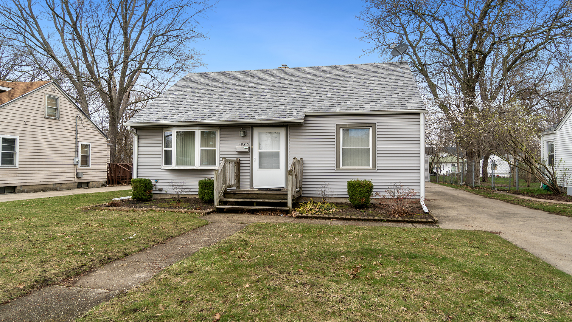 Photo 1 of 25 of 1923 Sharon Avenue house