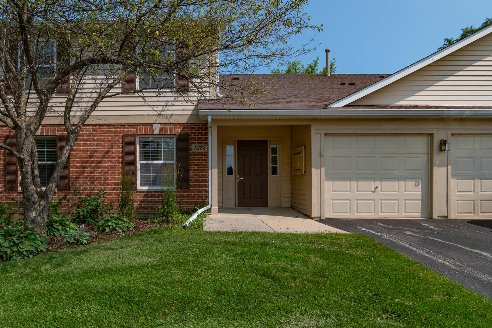 Photo 1 of 27 of 1285 N Red Oak Circle 1 townhome