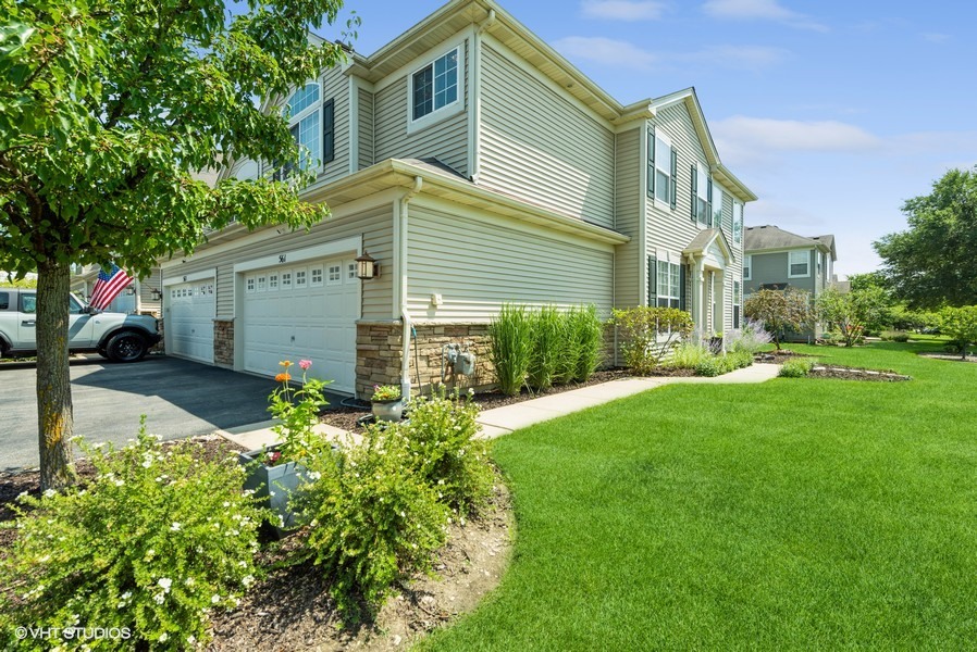 Photo 4 of 32 of 561 S Jade Lane 1106 townhome