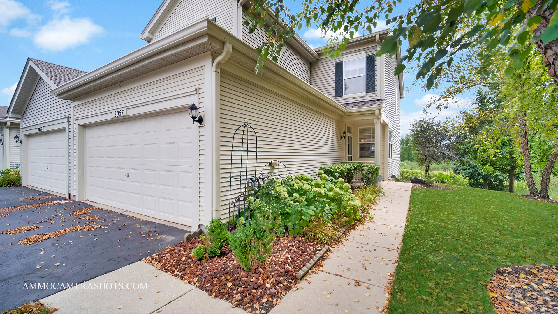 Photo 2 of 18 of 2057 S Kristina Lane townhome