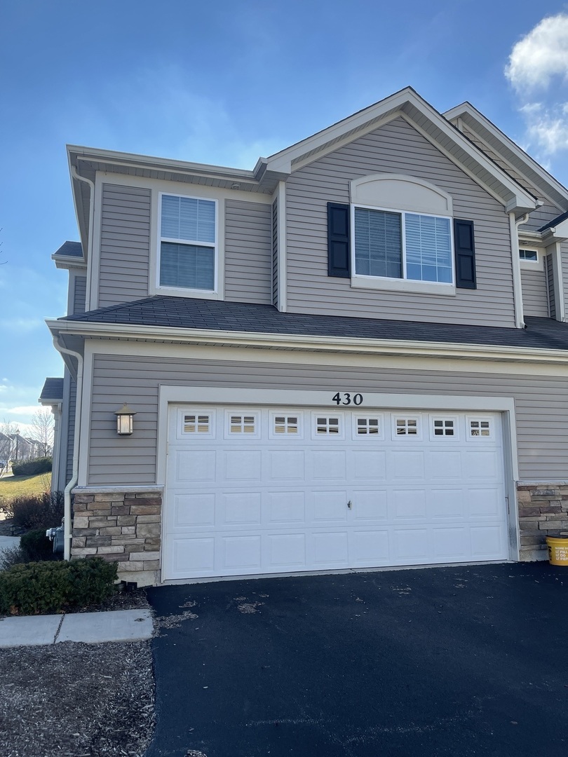 Photo 3 of 15 of 430 S Jade Lane townhome