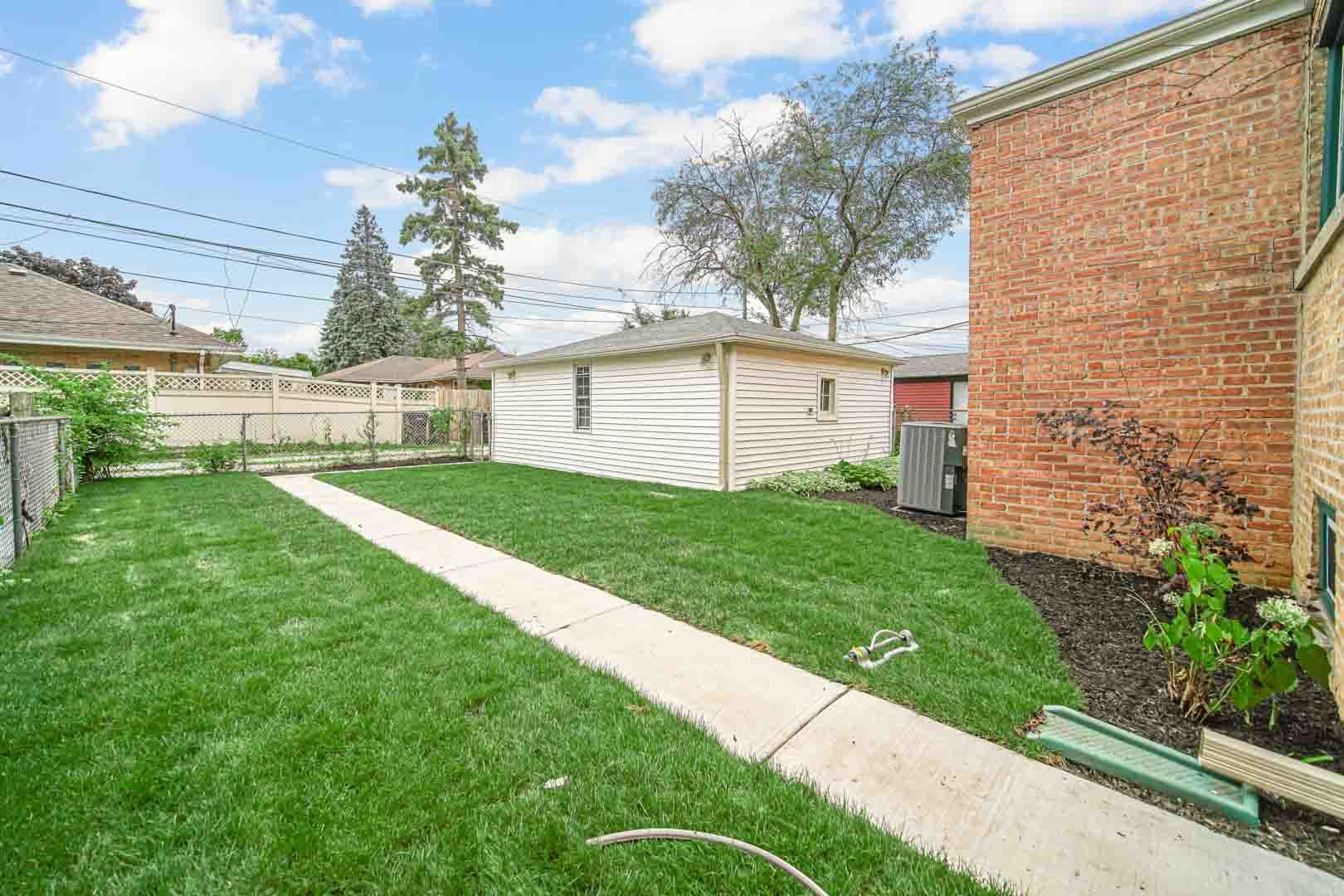 Photo 23 of 23 of 4907 Sherwin Avenue house