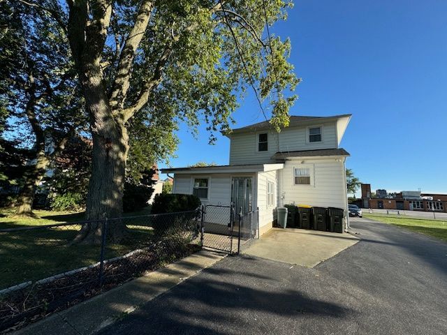 Photo 2 of 18 of 111 W 27th Street house