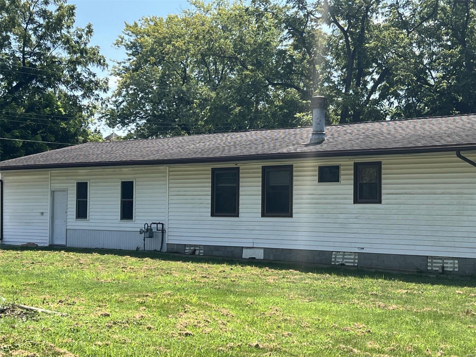 Photo 4 of 13 of 420 N Ash Street mobile home