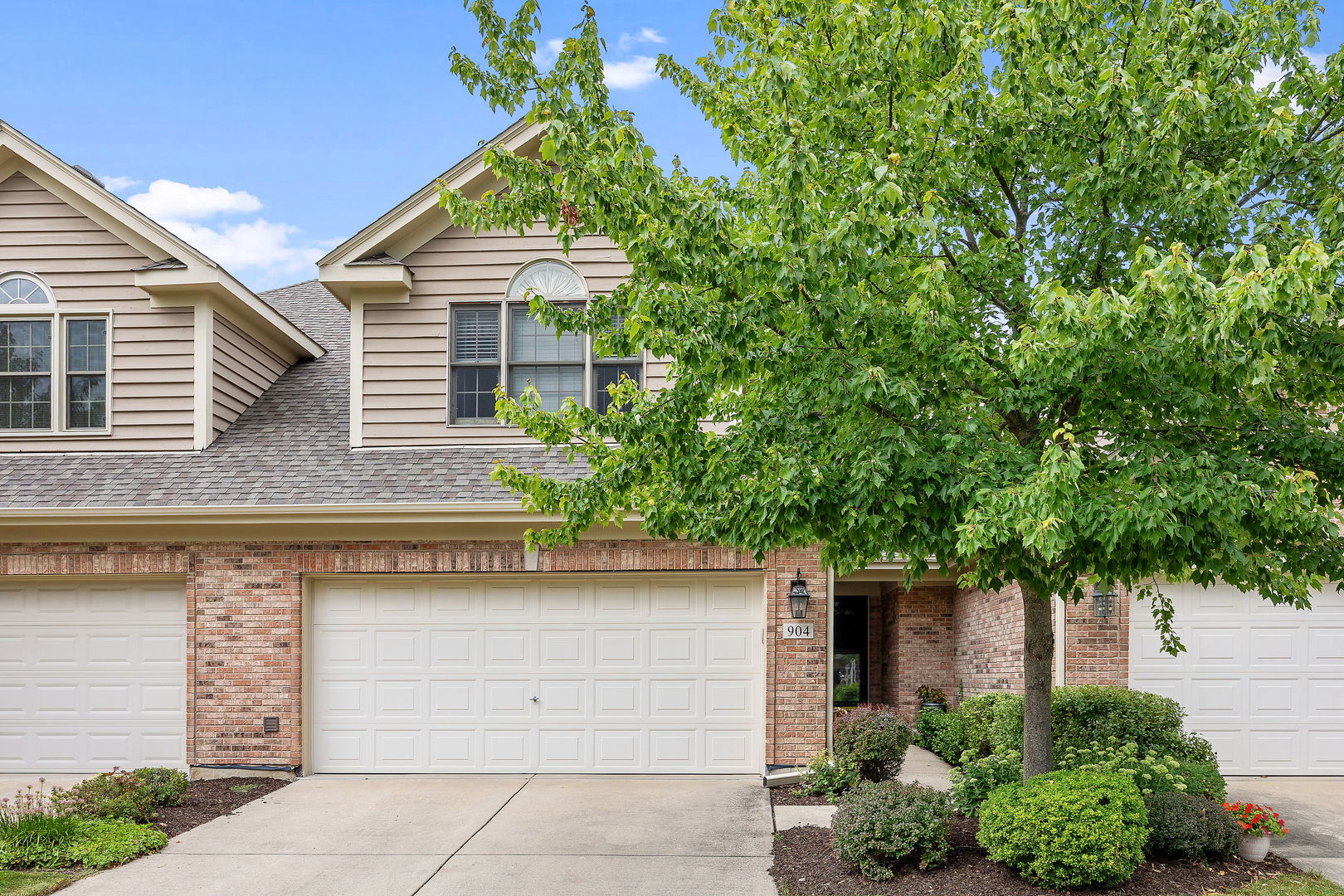 Photo 1 of 26 of 904 King Henry Lane townhome