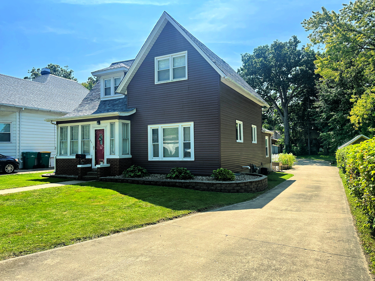 Photo 2 of 37 of 213 W 6th Street house