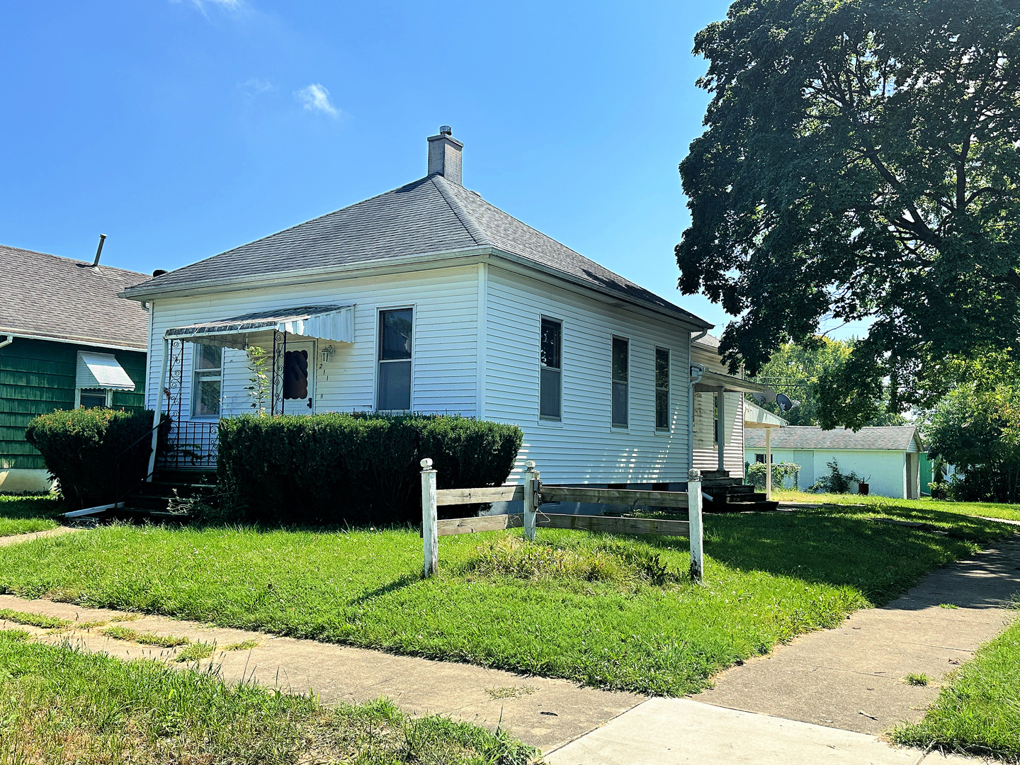 Photo 1 of 18 of 211 W Grant Street house