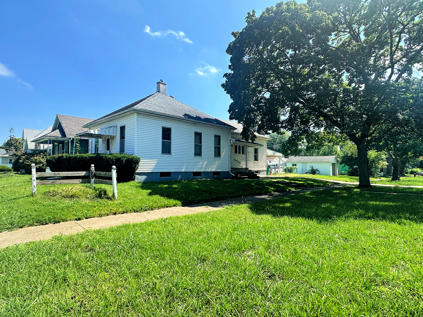 Photo 2 of 18 of 211 W Grant Street house