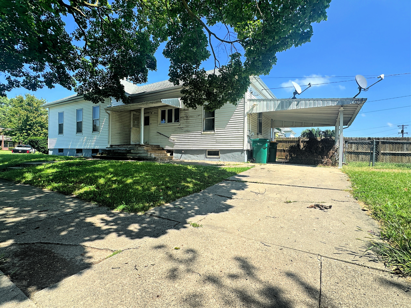 Photo 3 of 18 of 211 W Grant Street house