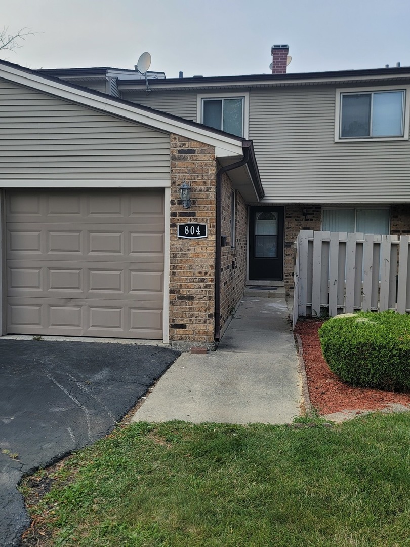 Photo 1 of 14 of 804 Greenbriar Lane townhome