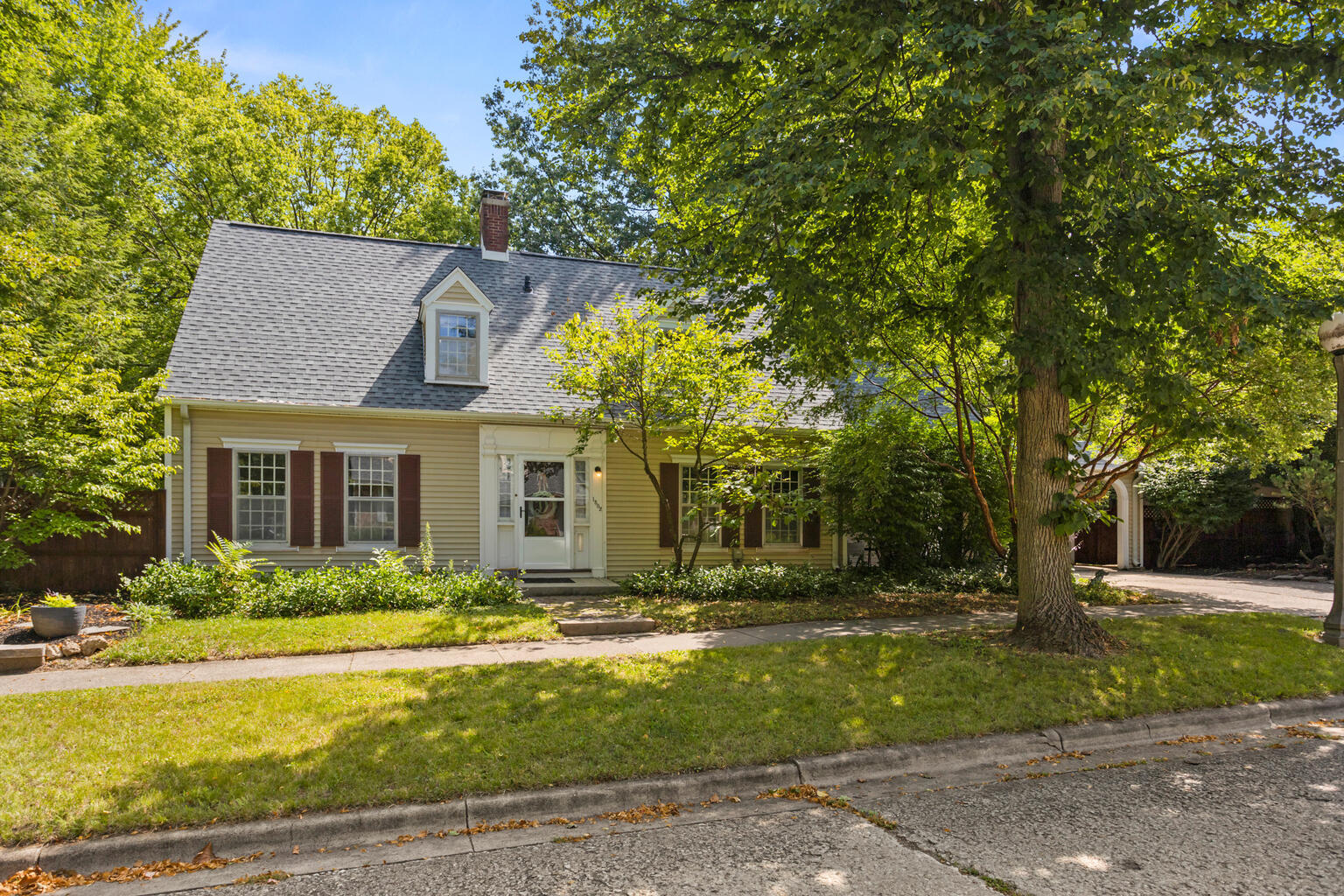 Photo 1 of 41 of 1502 S Orchard Street house