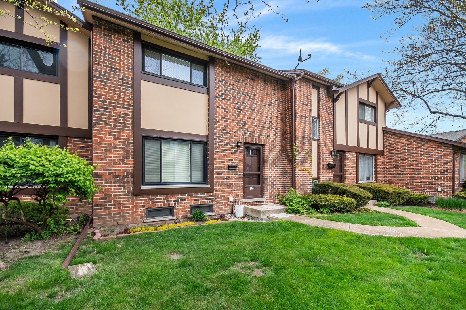 Photo 1 of 21 of 18w222 Standish Lane townhome