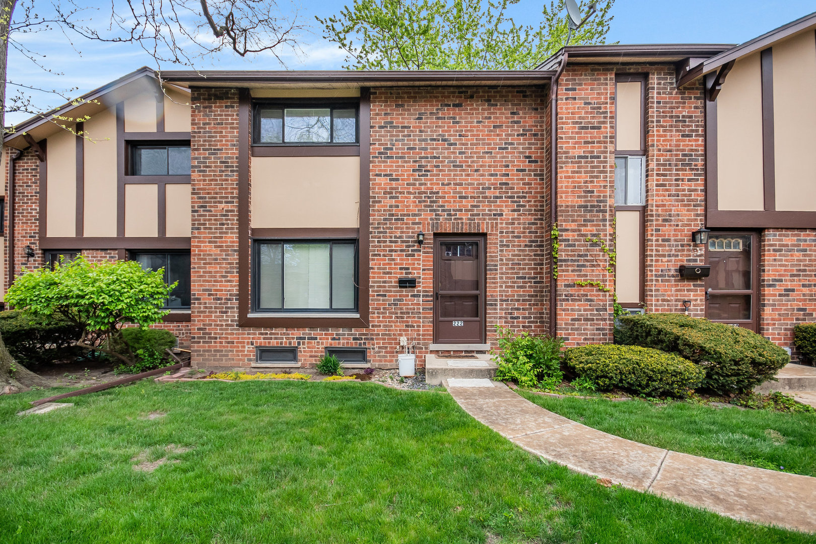 Photo 2 of 21 of 18w222 Standish Lane townhome