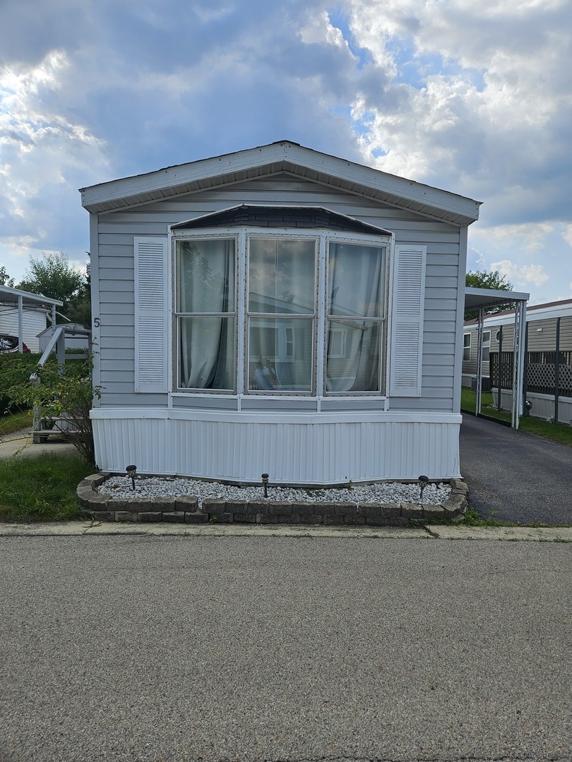 Photo 4 of 17 of 27W370 GENEVA Road 5 mobile home