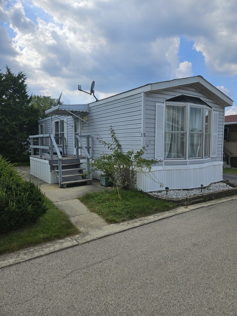 Photo 5 of 17 of 27W370 GENEVA Road 5 mobile home