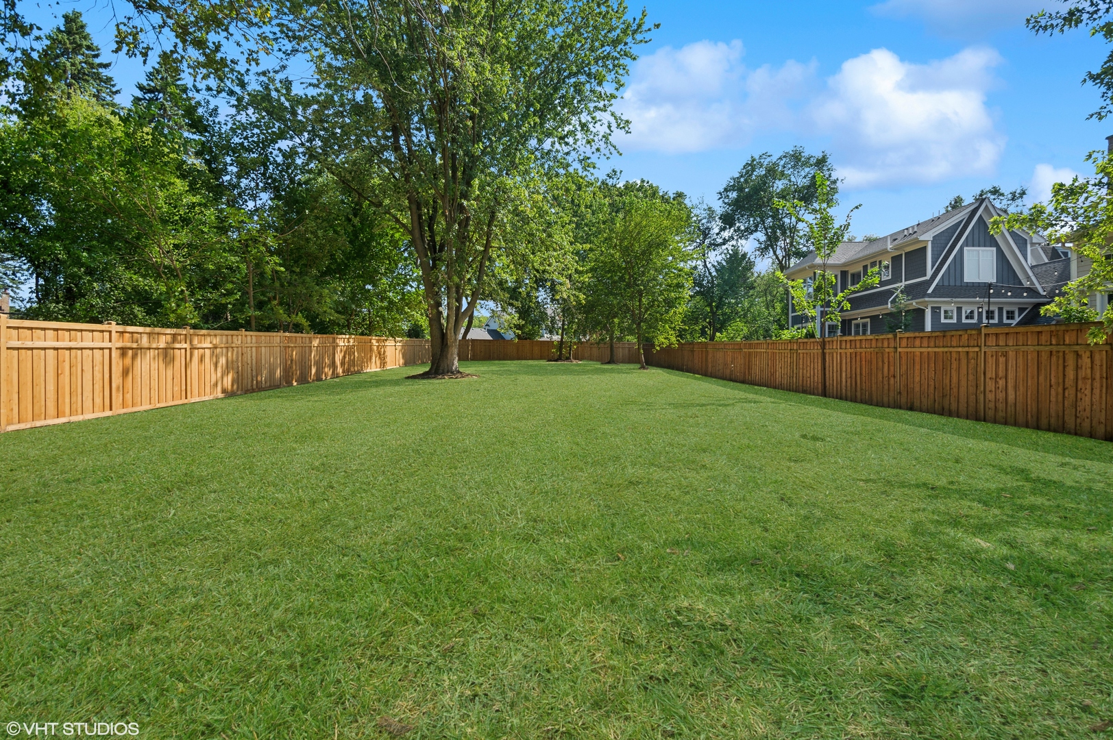 Photo 25 of 25 of 2119 Wilmette Avenue house