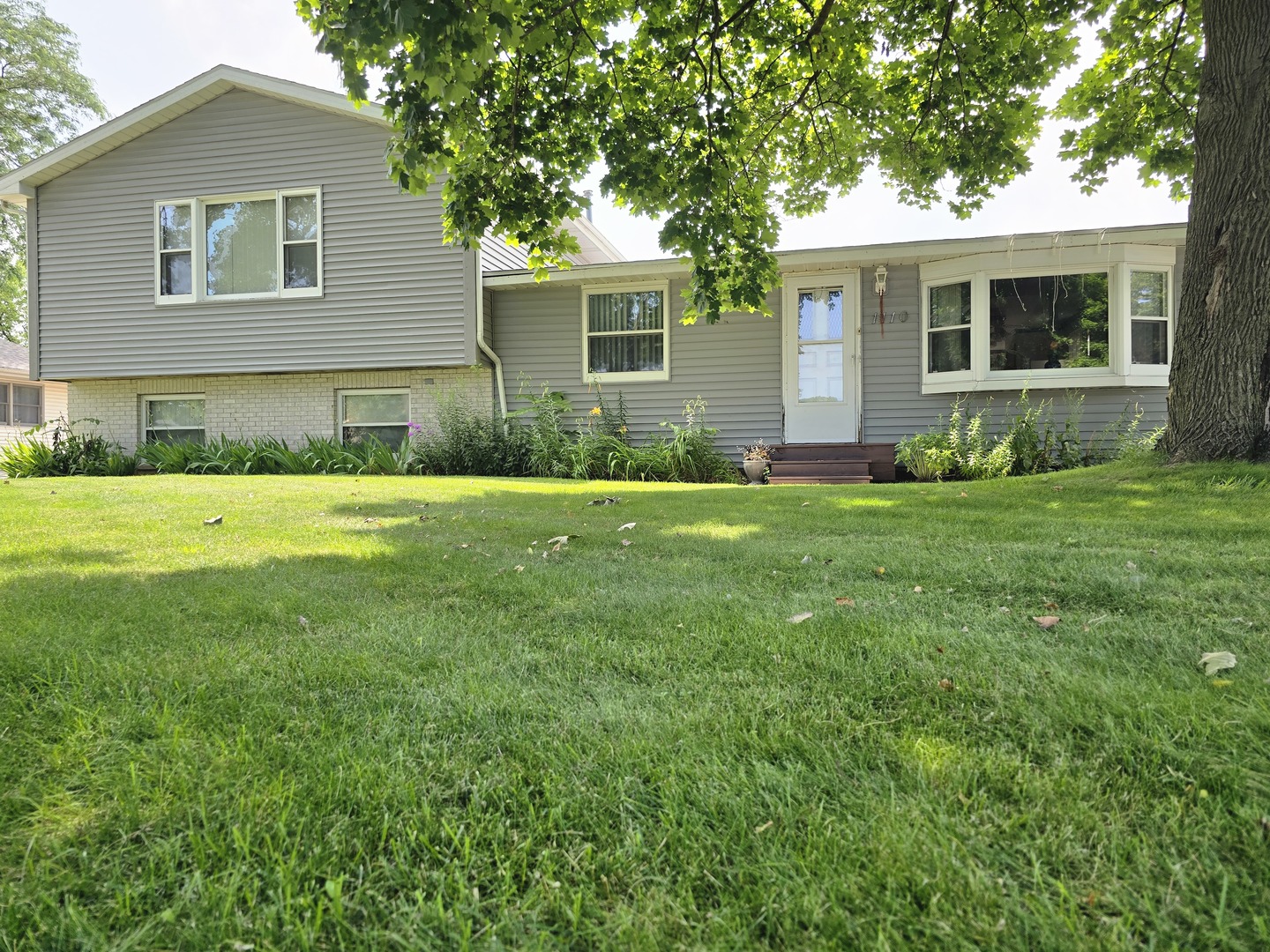 Photo 2 of 27 of 1110 Landon Avenue house