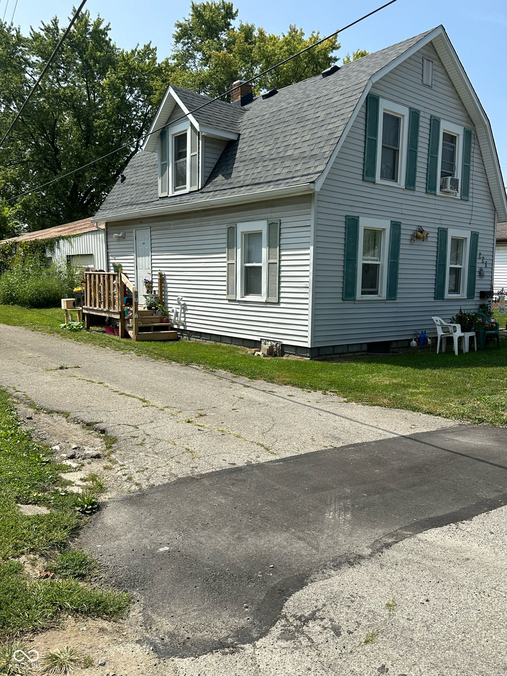 Photo 3 of 8 of 221 E Webster Street house