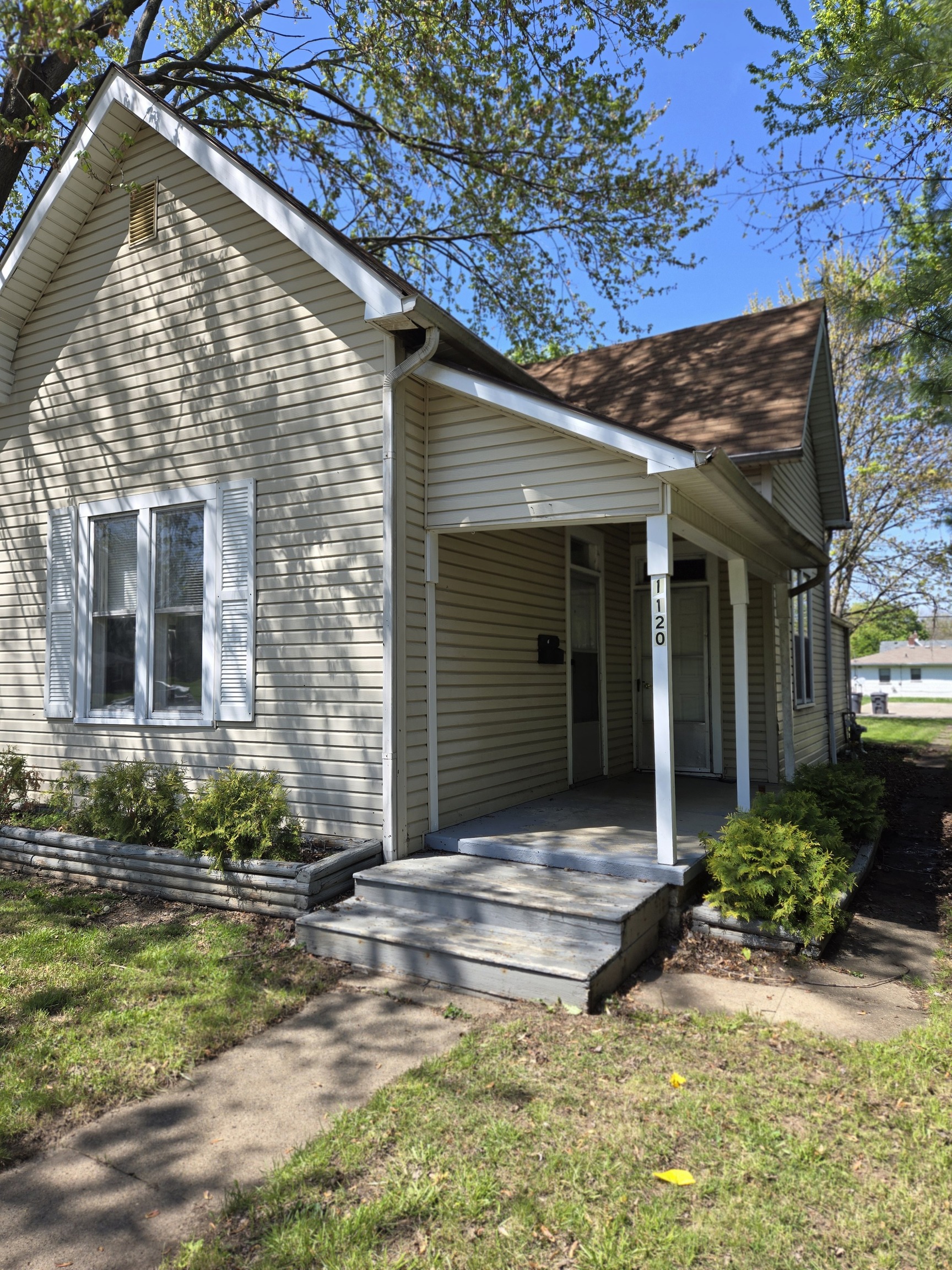 Photo 1 of 22 of 1120 W 4th Street house