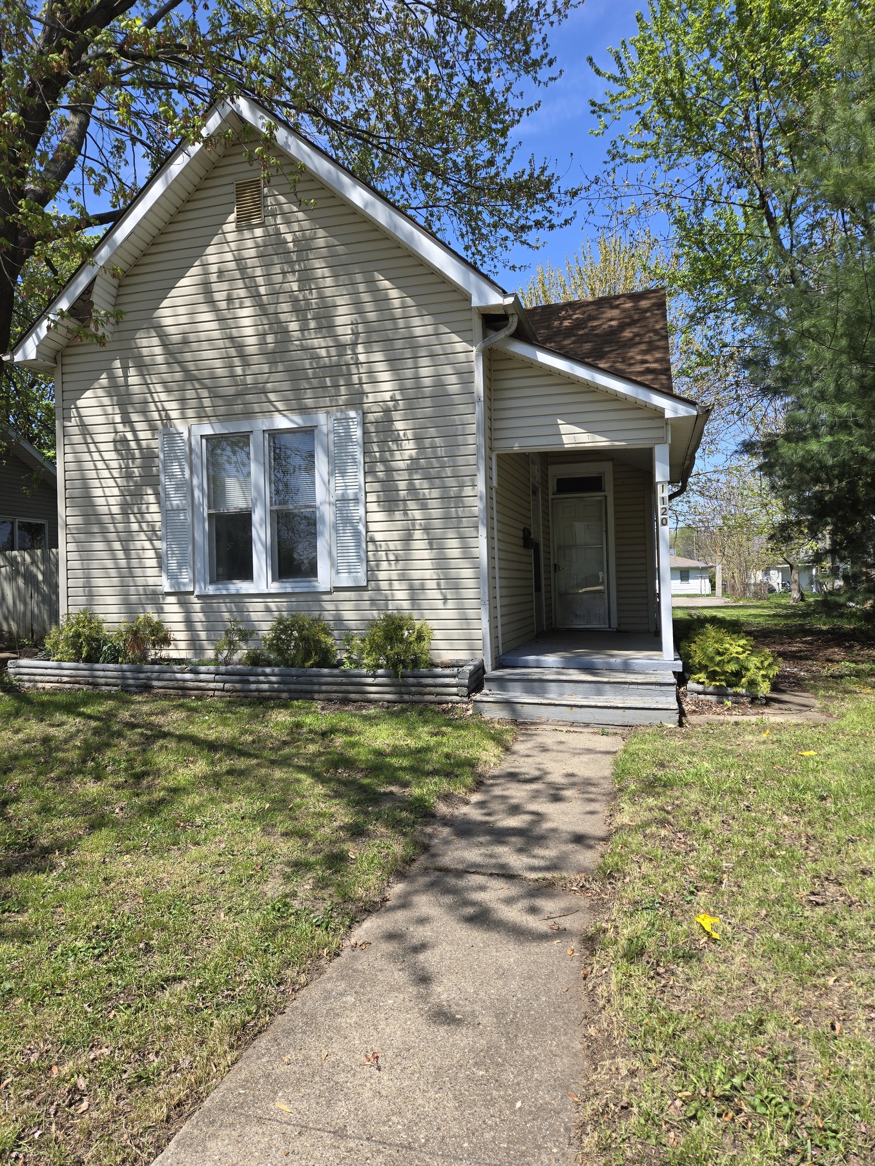 Photo 3 of 22 of 1120 W 4th Street house