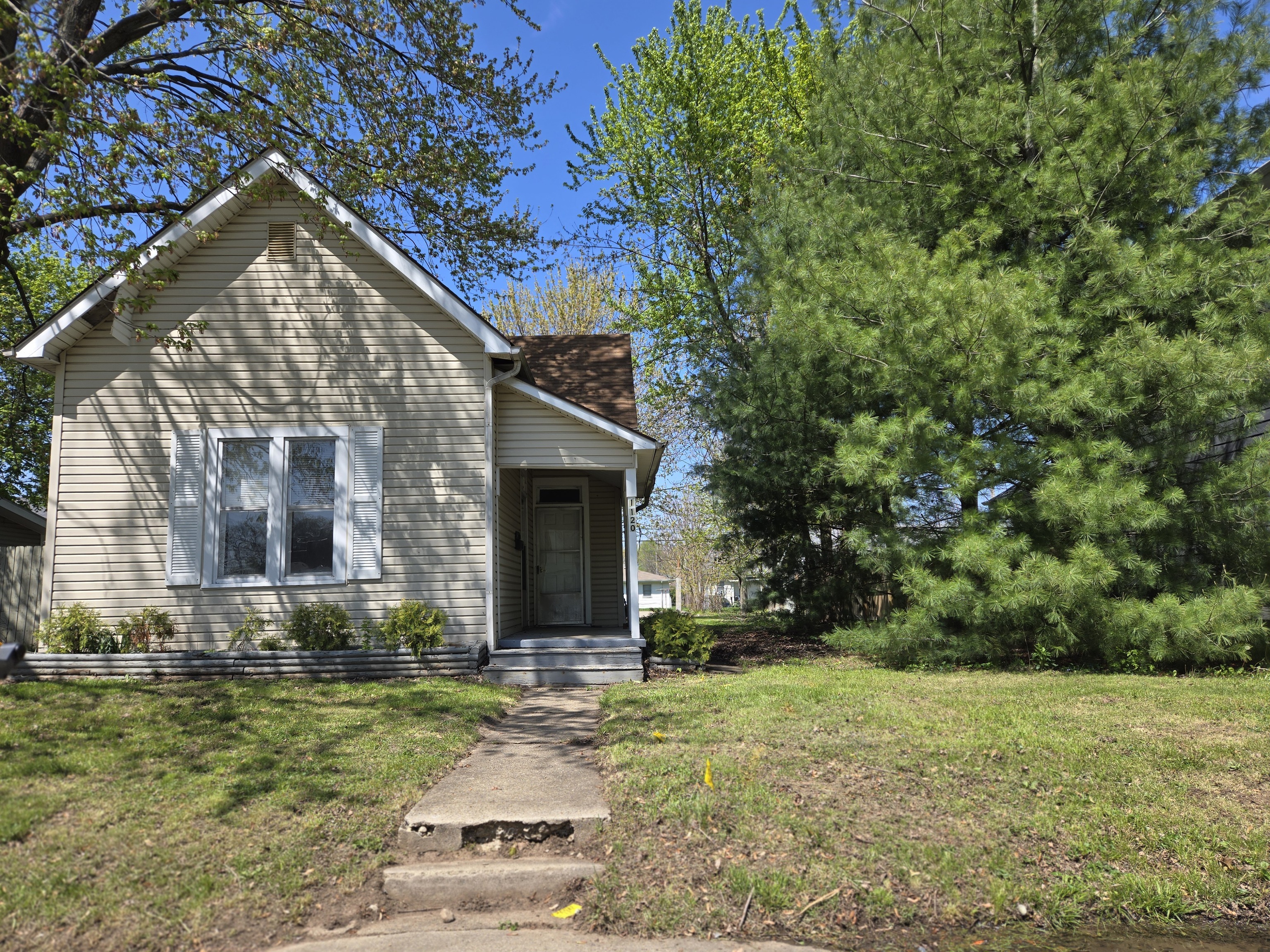 Photo 4 of 22 of 1120 W 4th Street house