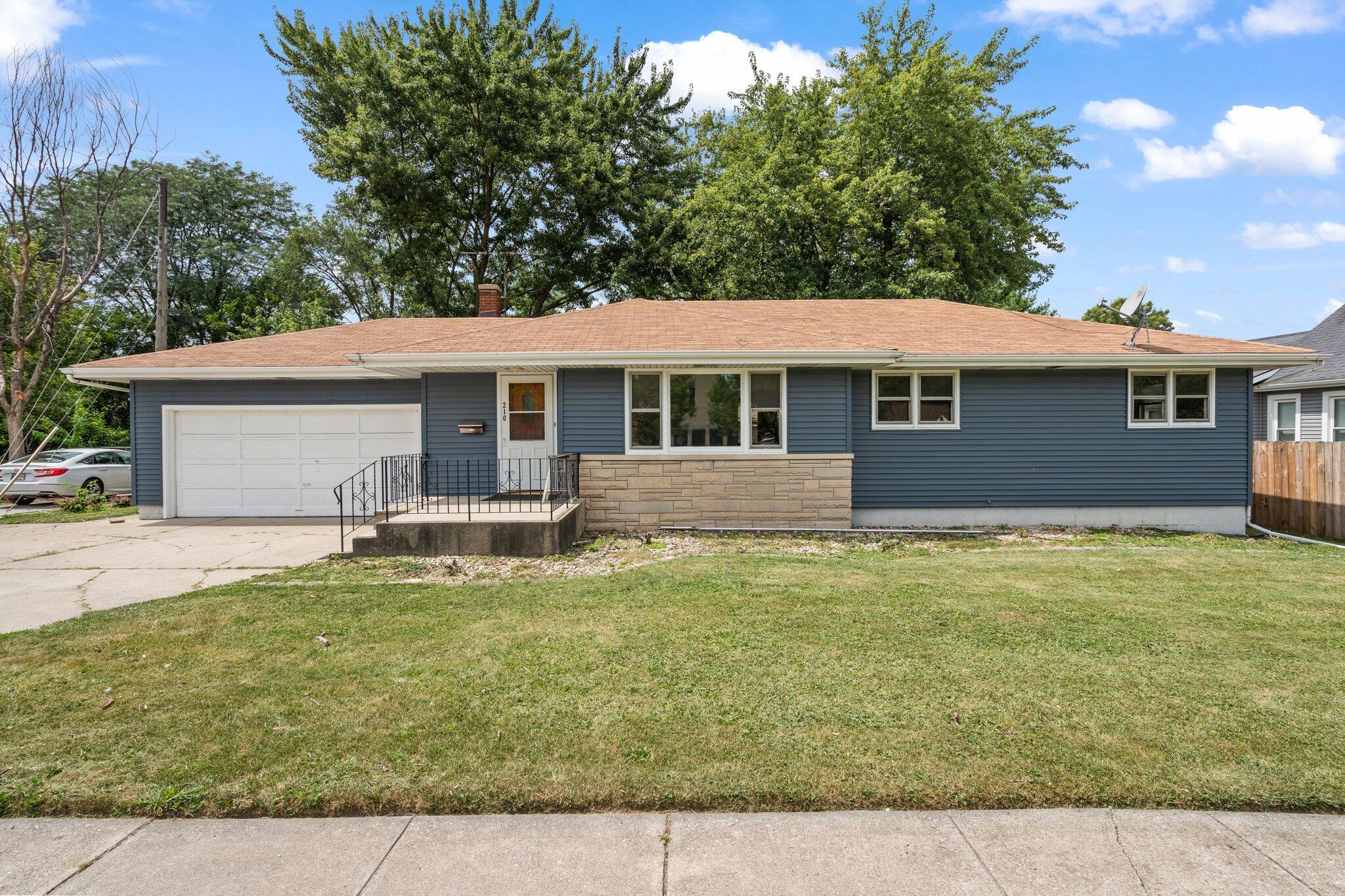 Photo 2 of 20 of 210 S Indiana Avenue house