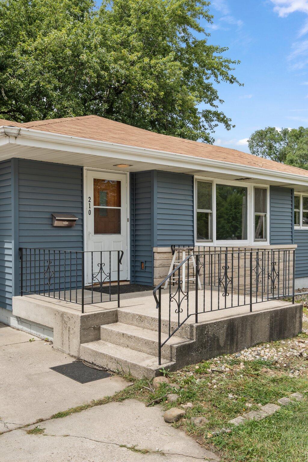 Photo 3 of 20 of 210 S Indiana Avenue house