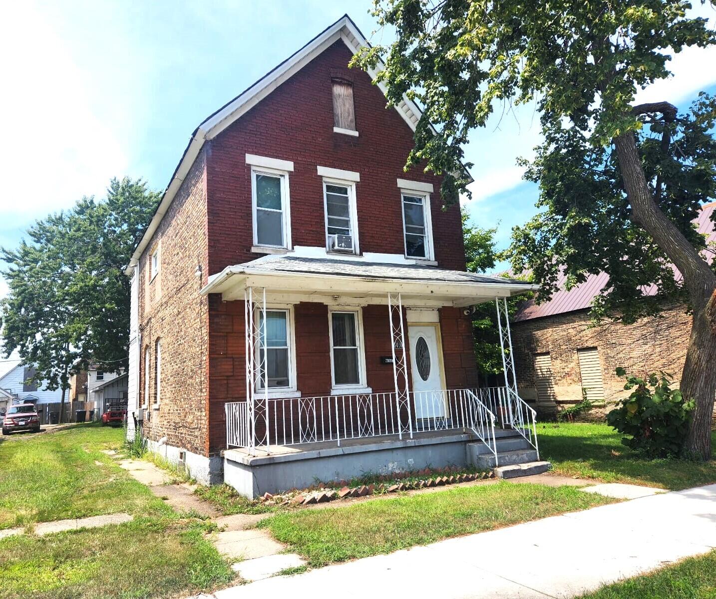 Photo 2 of 18 of 5016 Magoun Avenue house