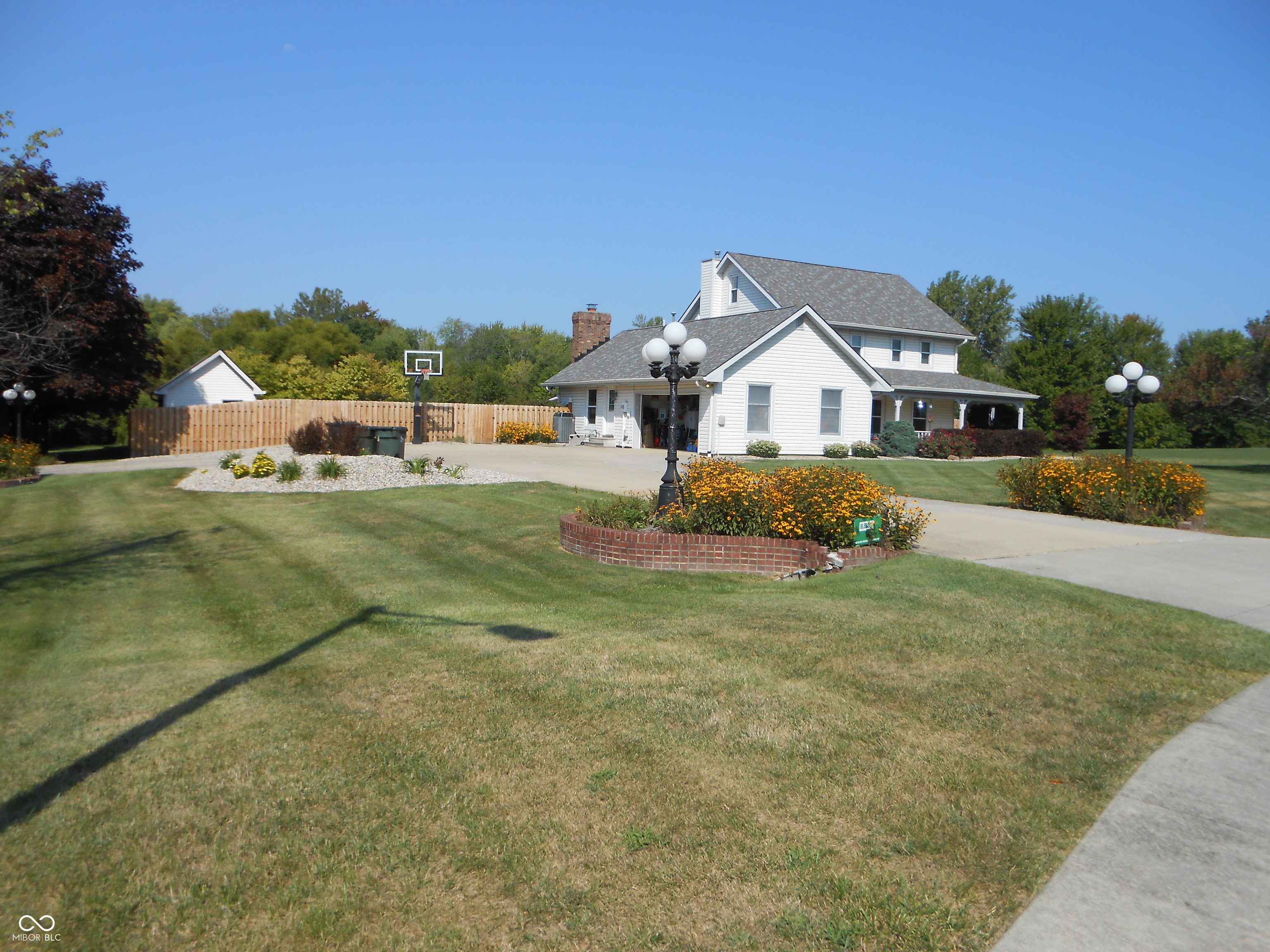 Photo 2 of 48 of 2020 Hickory Boulevard house