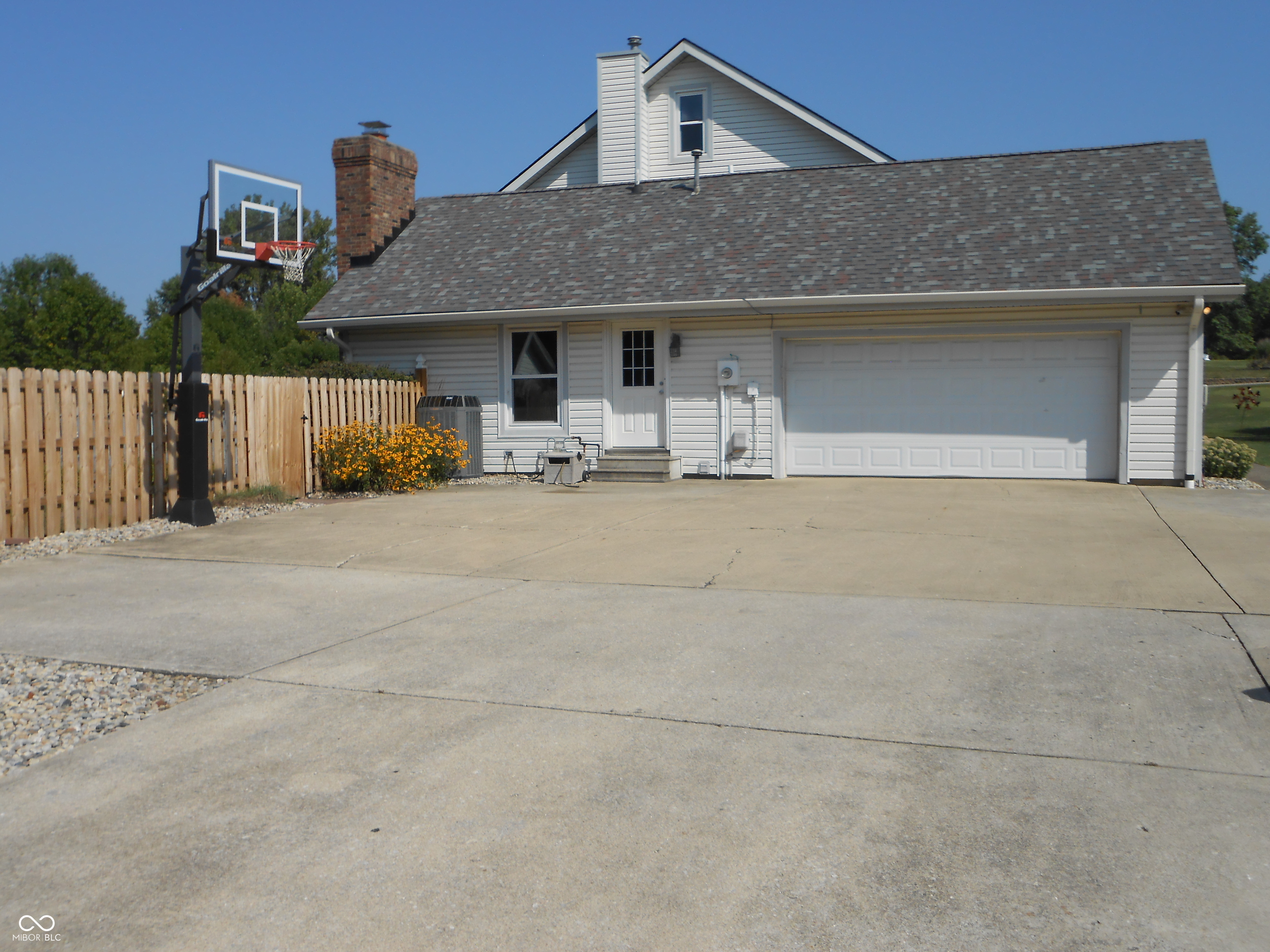 Photo 9 of 48 of 2020 Hickory Boulevard house