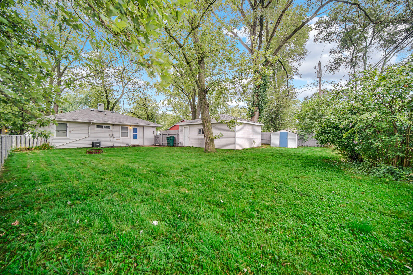 Photo 5 of 21 of 7837 S White Oak Lane house