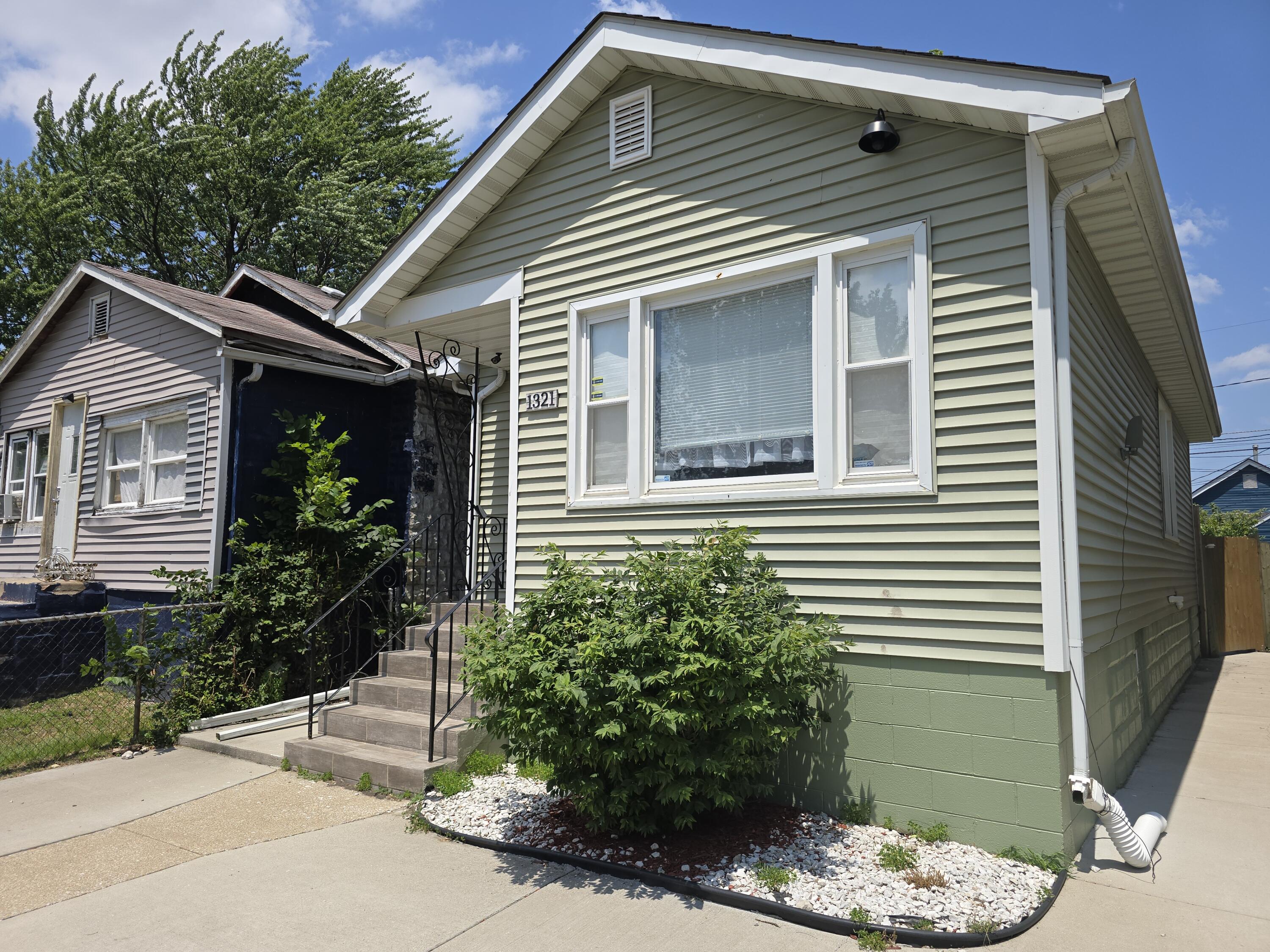 Photo 2 of 17 of 1321 Indiana Street house