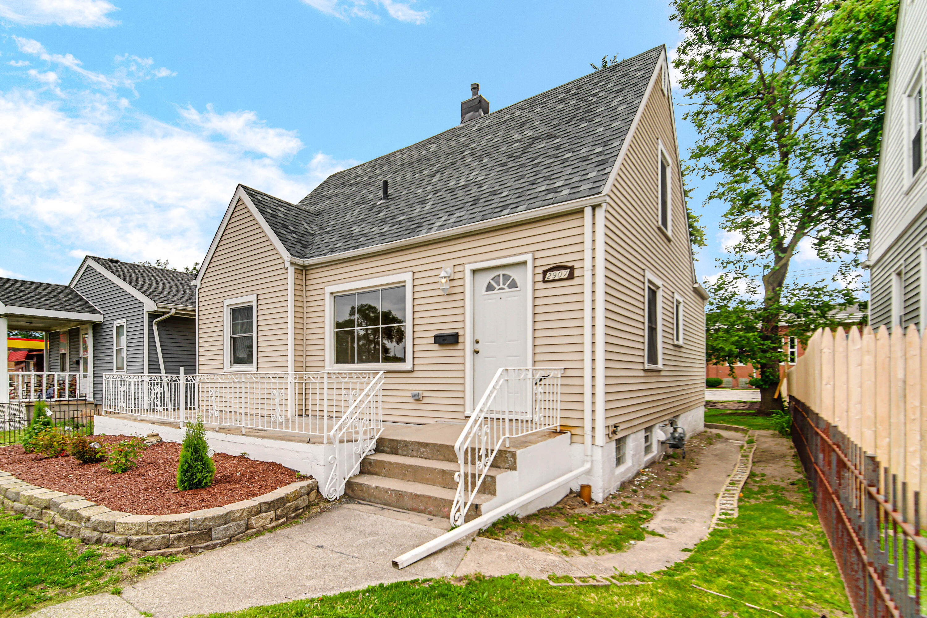 Photo 2 of 19 of 2907 E 165th Street house