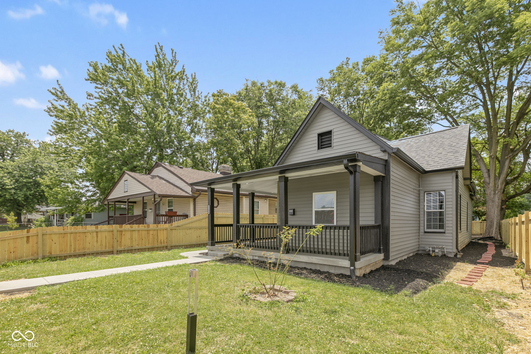 Photo 3 of 48 of 2284 Indianapolis Avenue house