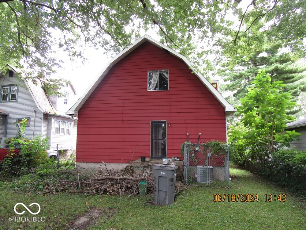 Photo 2 of 27 of 2414 N Dearborn Street house