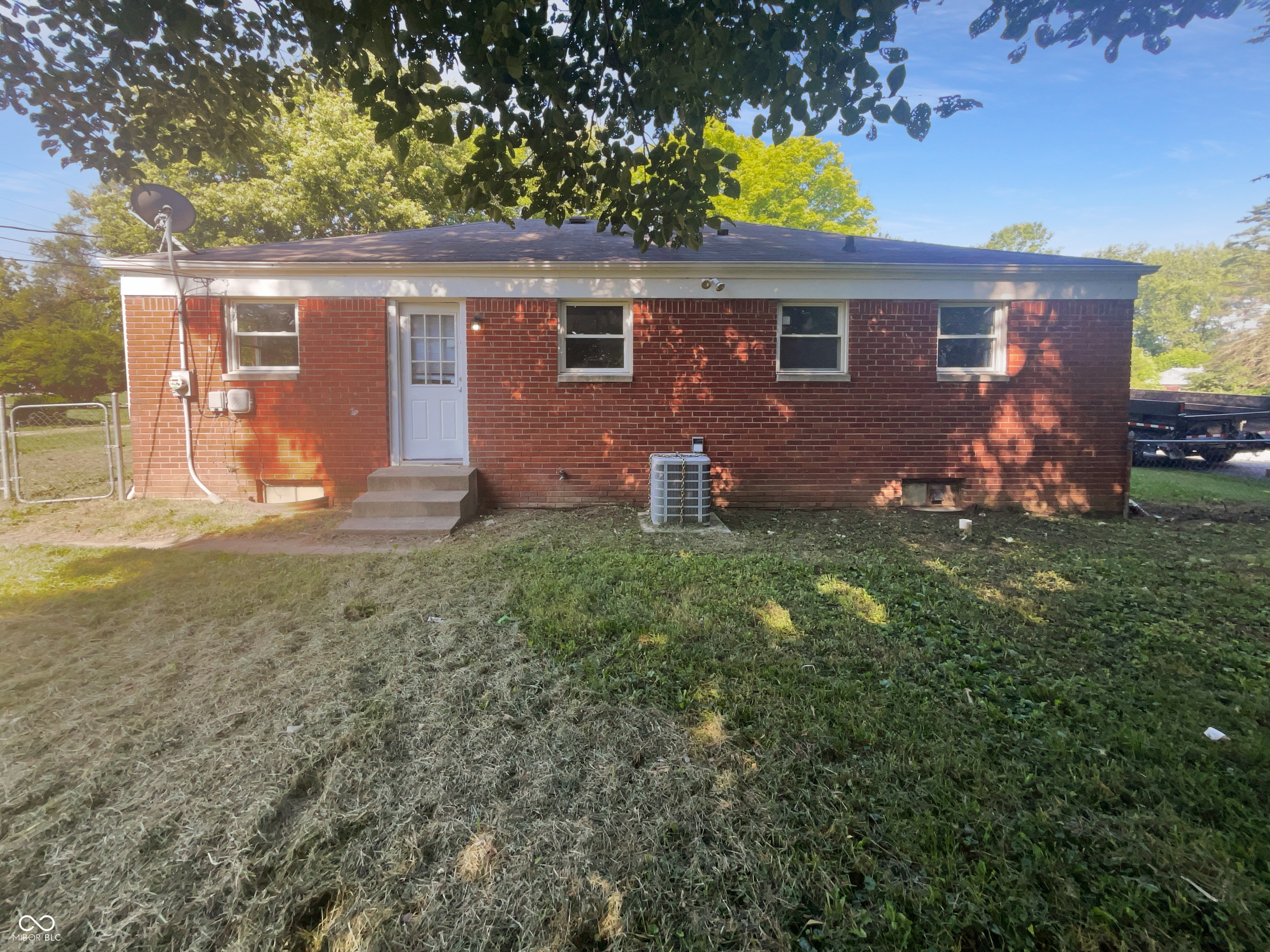 Photo 9 of 17 of 4309 N Irvington Avenue house