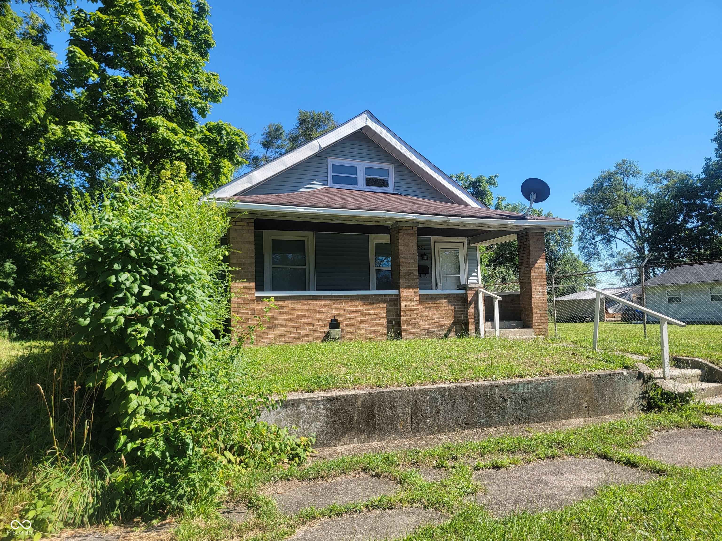 Photo 2 of 14 of 2221 Langley Avenue house