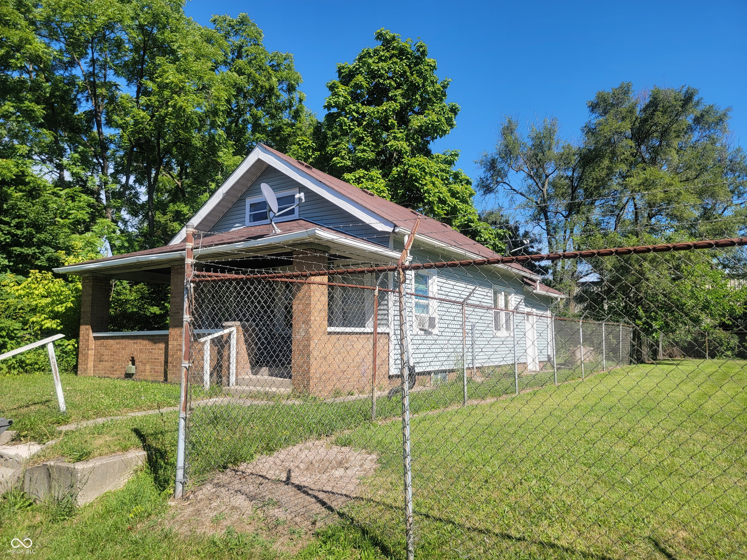 Photo 3 of 14 of 2221 Langley Avenue house