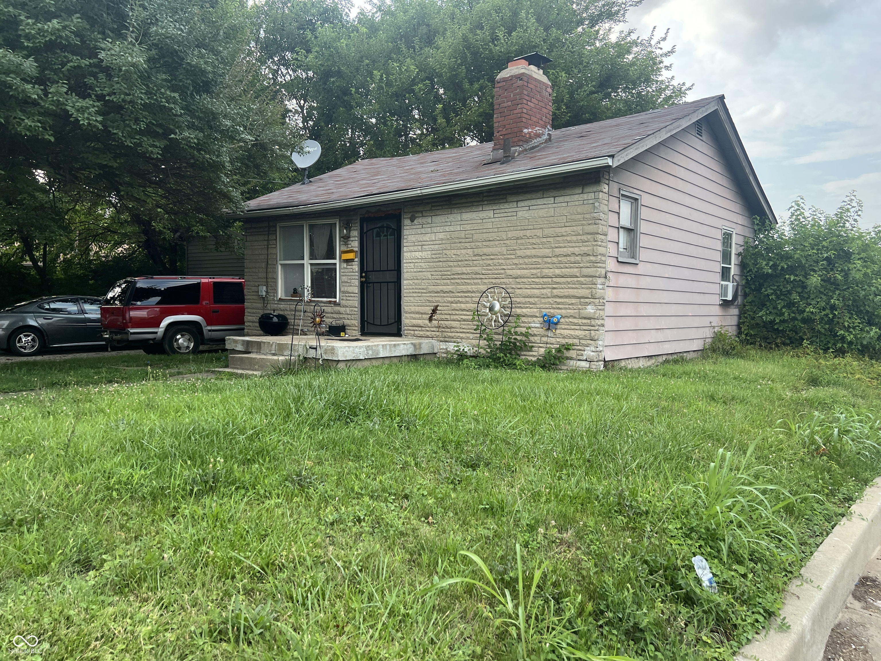 Photo 4 of 4 of 2404 N Keystone Avenue house