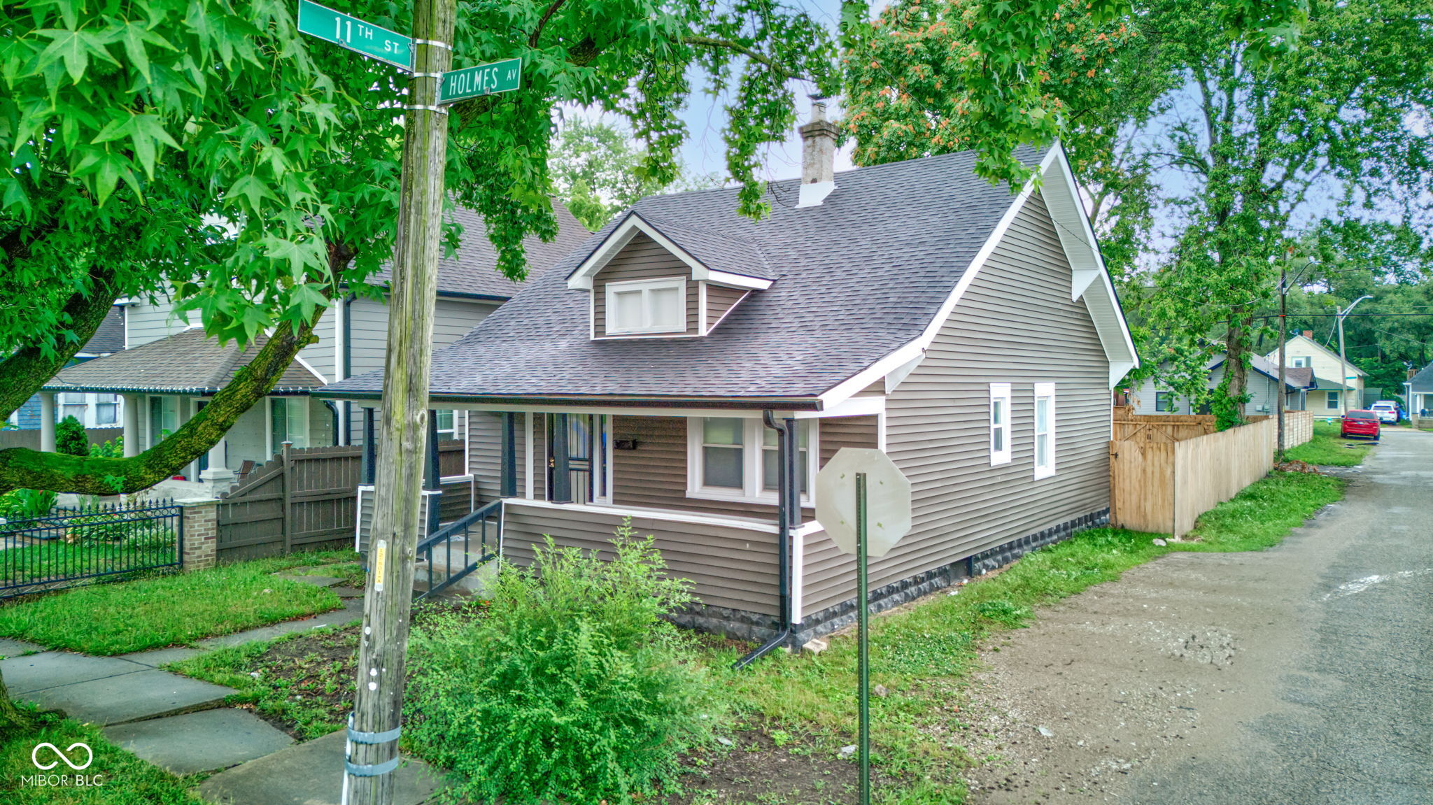 Photo 2 of 25 of 1058 N Holmes Avenue house