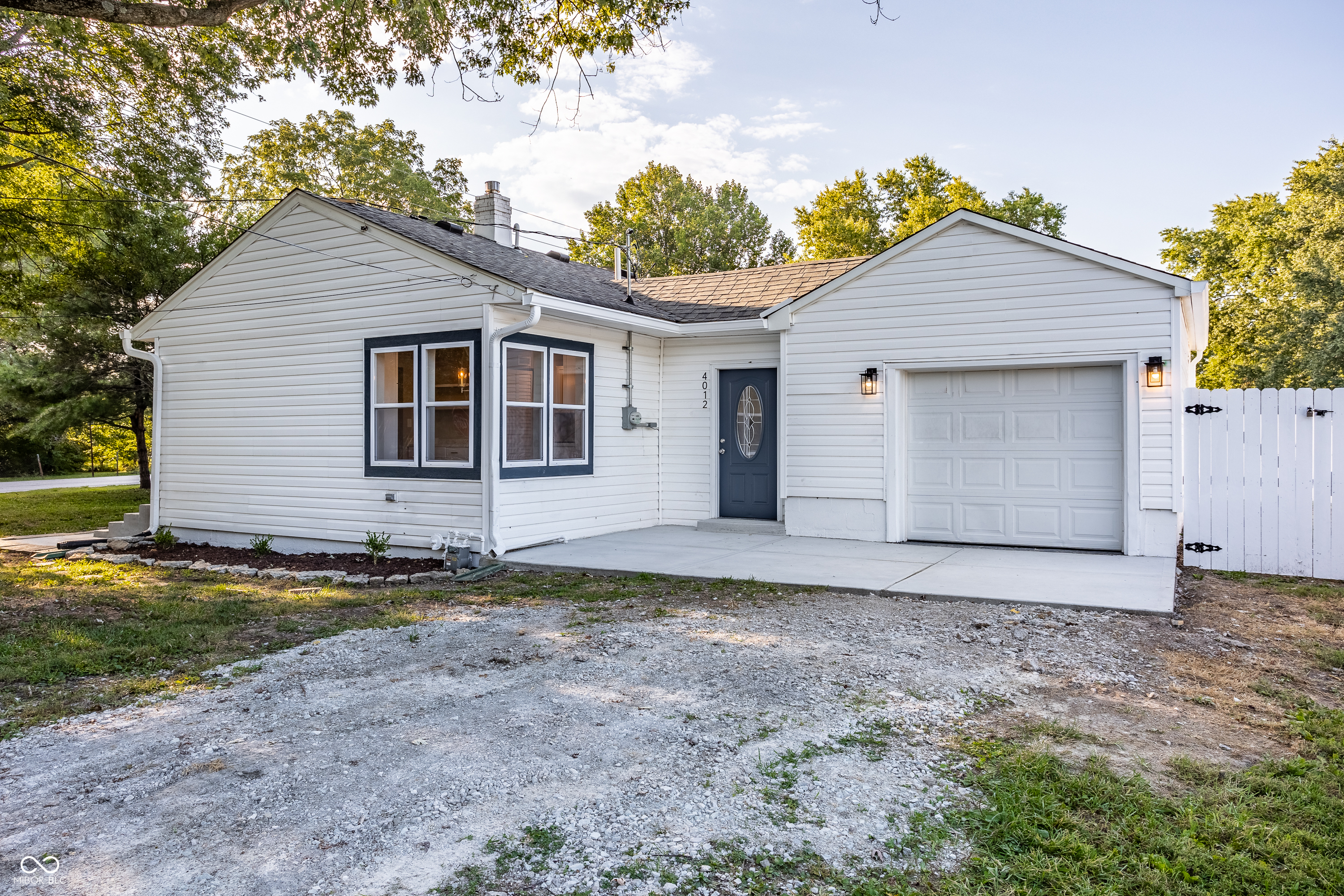 Photo 3 of 29 of 4012 S Lynhurst Drive house