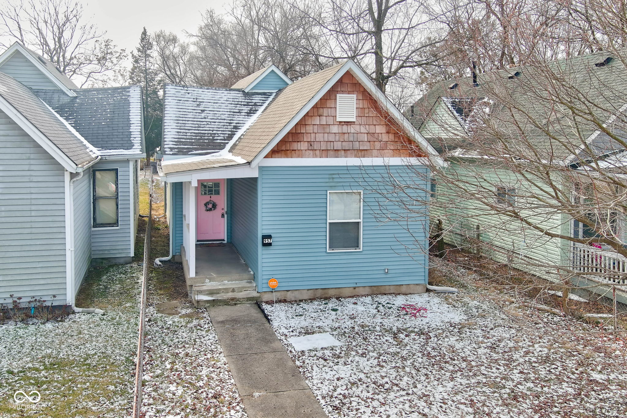 Photo 3 of 32 of 957 W Roache Street house