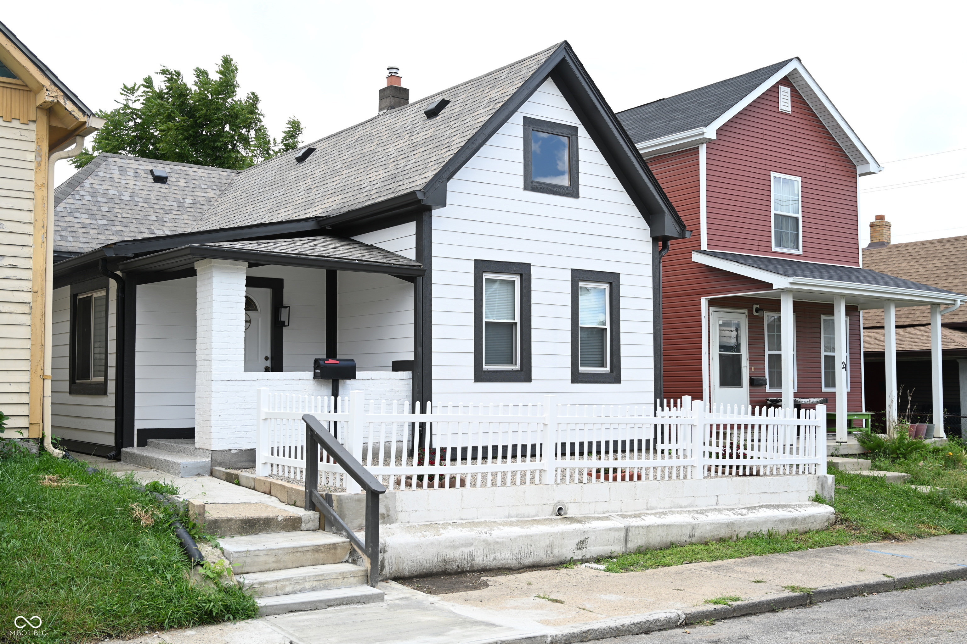 Photo 2 of 38 of 25 E Caven Street house