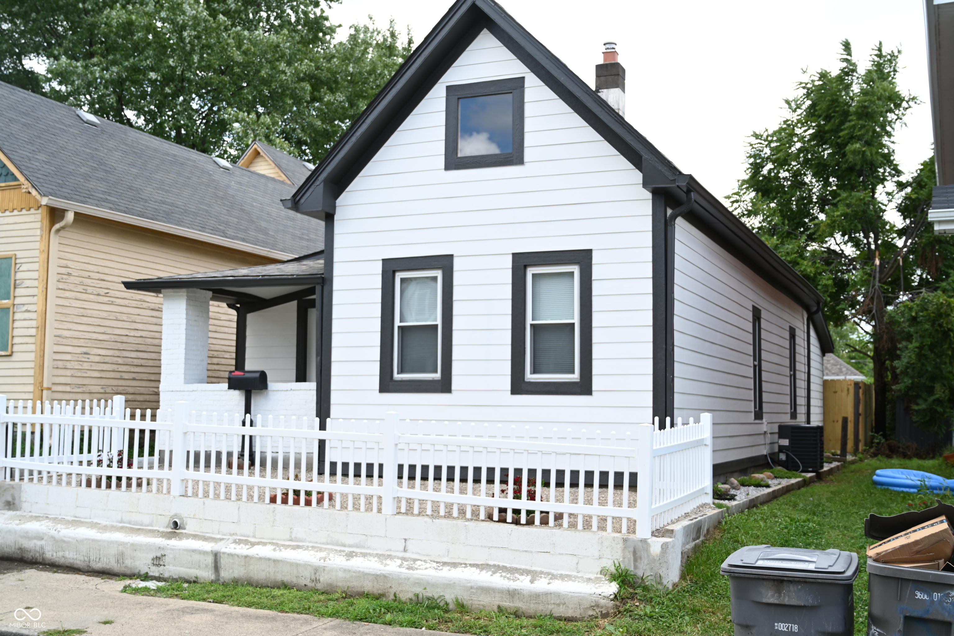 Photo 3 of 38 of 25 E Caven Street house