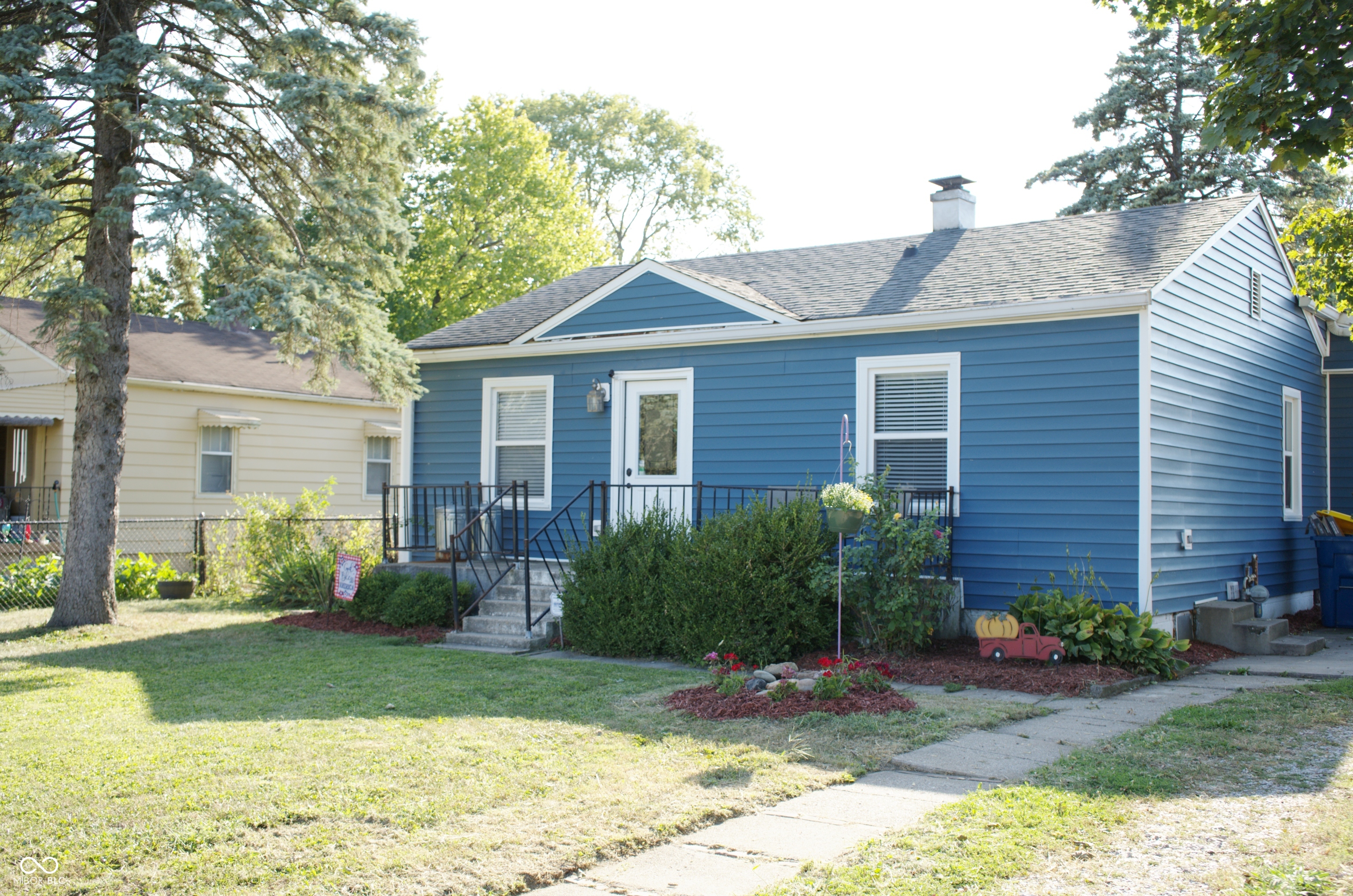 Photo 3 of 21 of 488 S Exeter Avenue house