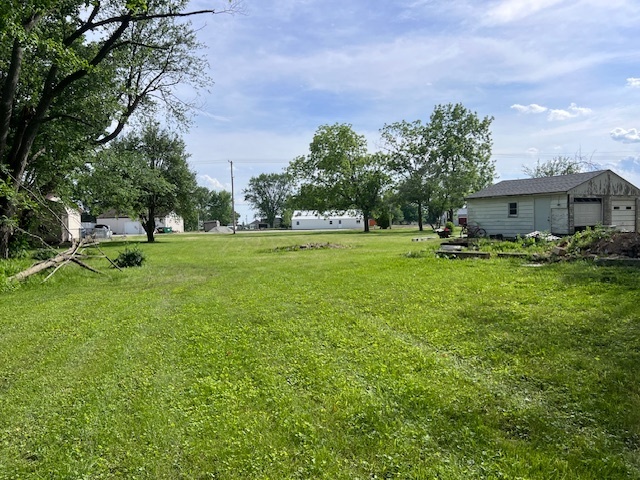 Photo 2 of 4 of 409 W Elm Street land