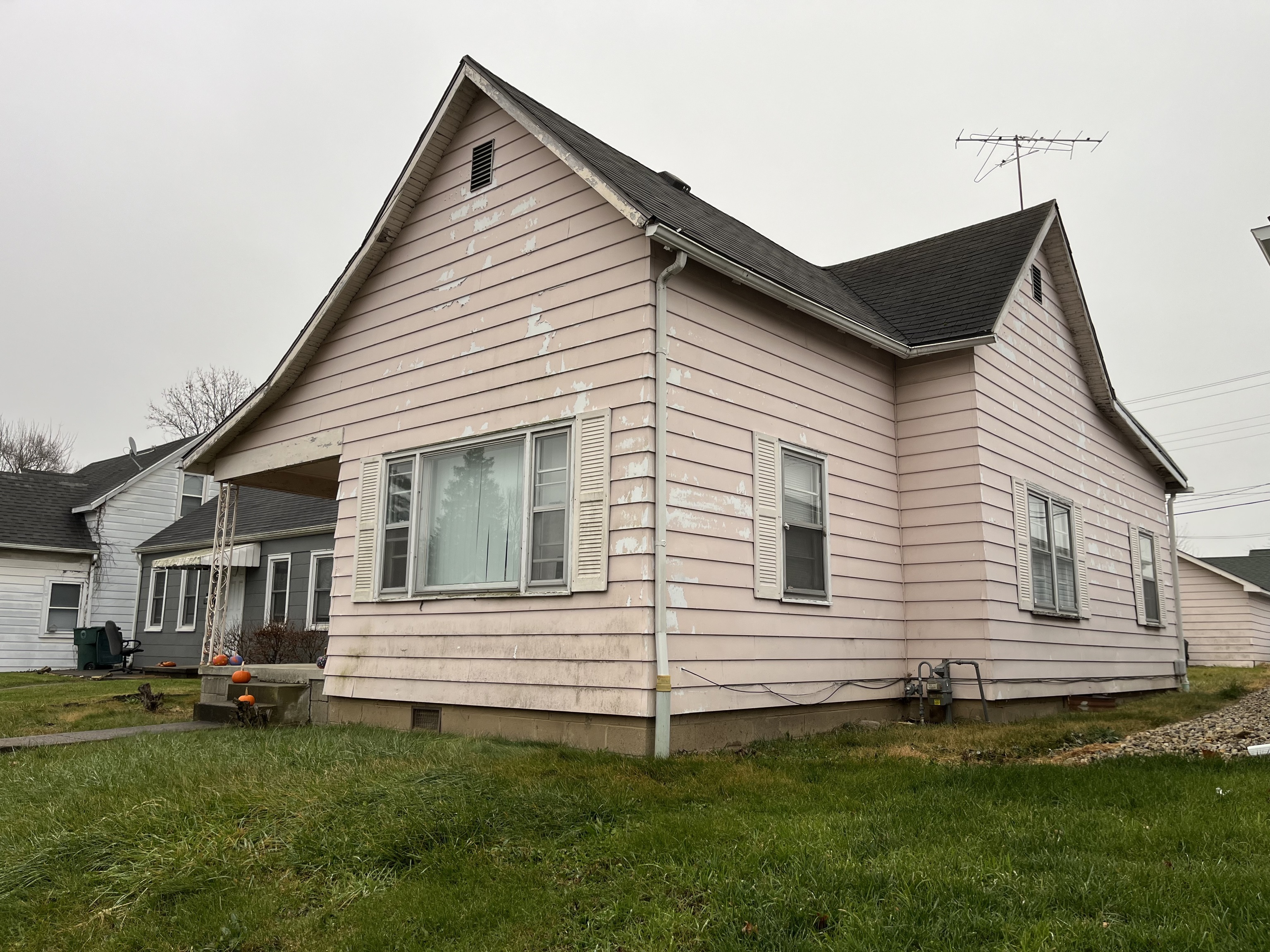 Photo 2 of 10 of 921 W Neely Avenue house